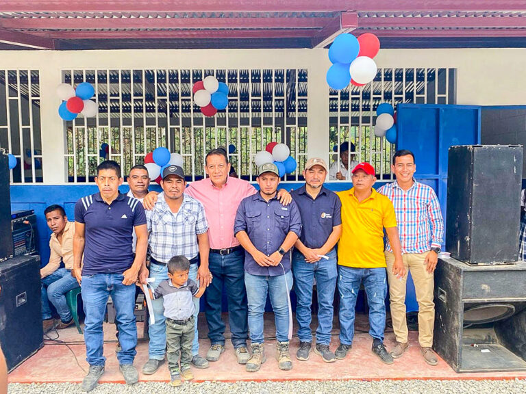 Einweihung des zweiten Schulgebäudes auf der Finca Buenos Aires